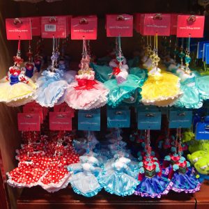 【お土産にぴったり!】ディズニーランドで買えるプリンセスドレスモチーフのストラップ♪